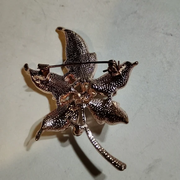 Intricate Silver Flower Brooch with Rhinestone Detail - Picture 3 of 4